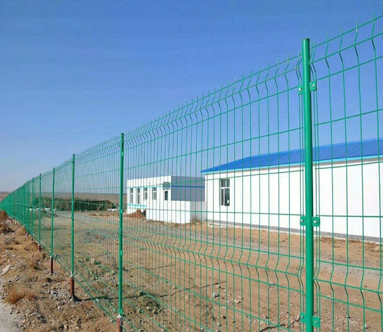 甄特护栏｜内蒙古户外场地防护案例 双边丝护栏网抗寒抗风沙隔离应用