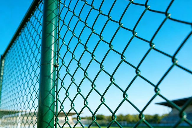 球场围网价差 3 倍？别被坑！专业与普通围网的差异真相(图1)