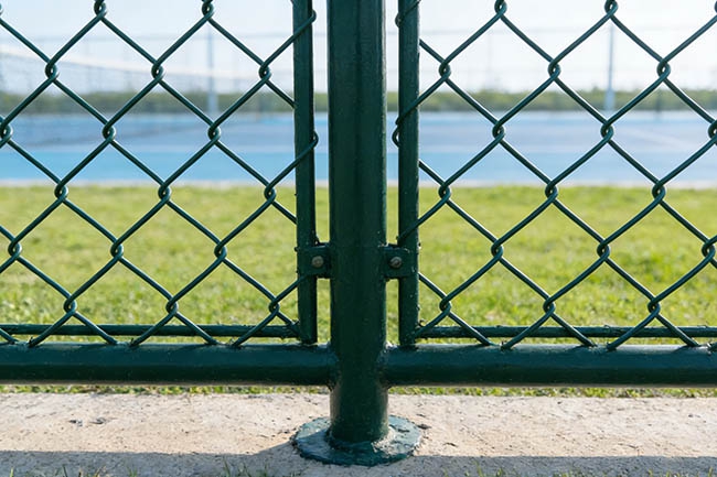 别为球场围网花冤枉钱！4 大选购要点 + 1 个省心推荐，建设者必看(图1)