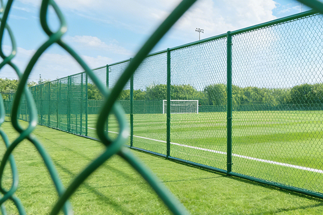 别瞎选球场围网材质！学校、专业球场、网球场的省钱门道(图1)