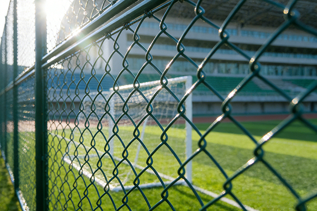 球场围网选哪种材质？甄特护栏：3 种主流材质对比(图1)