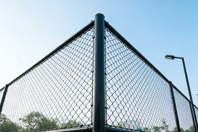 球场围网网片松动怎么办？甄特护栏快速维修方案(图1)
