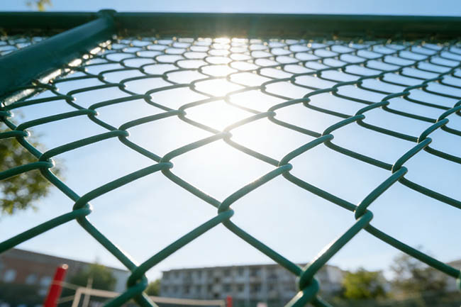 球场围网选型指南:5 个核心要素帮你选对不踩坑(图1) 球场围网选型指南:5 个核心要素帮你选对不踩坑(图1)